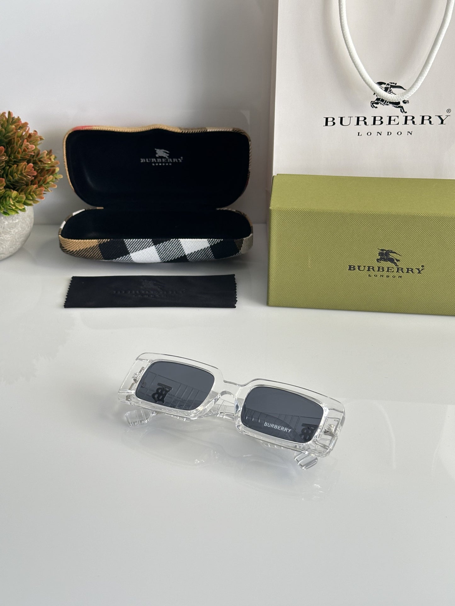 Burberry_11089_water_black