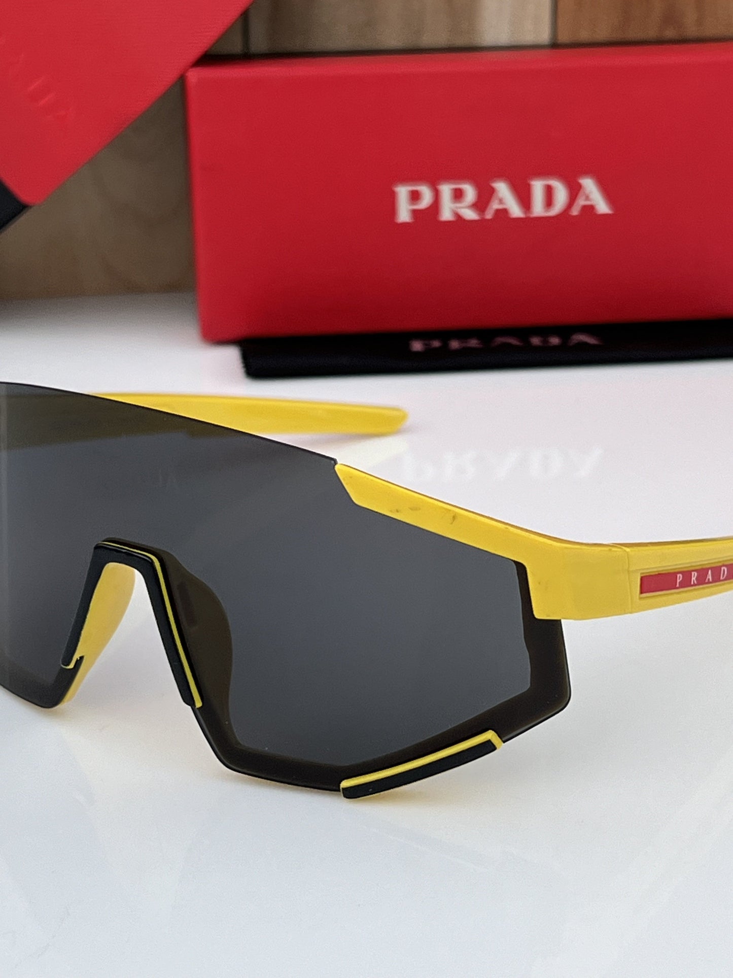 Prada_23053_yellow_black