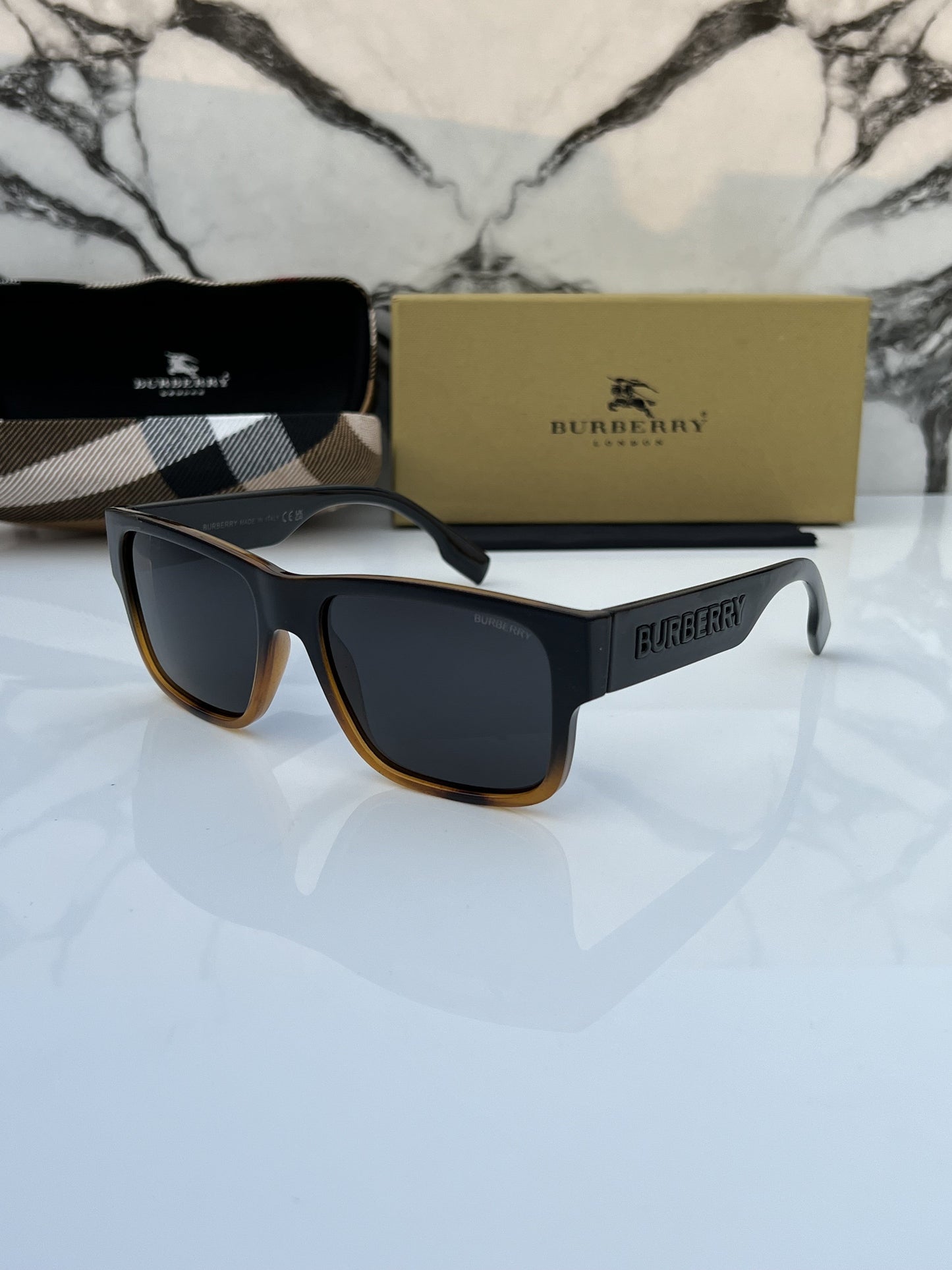 Burberry_69019_black_tiger