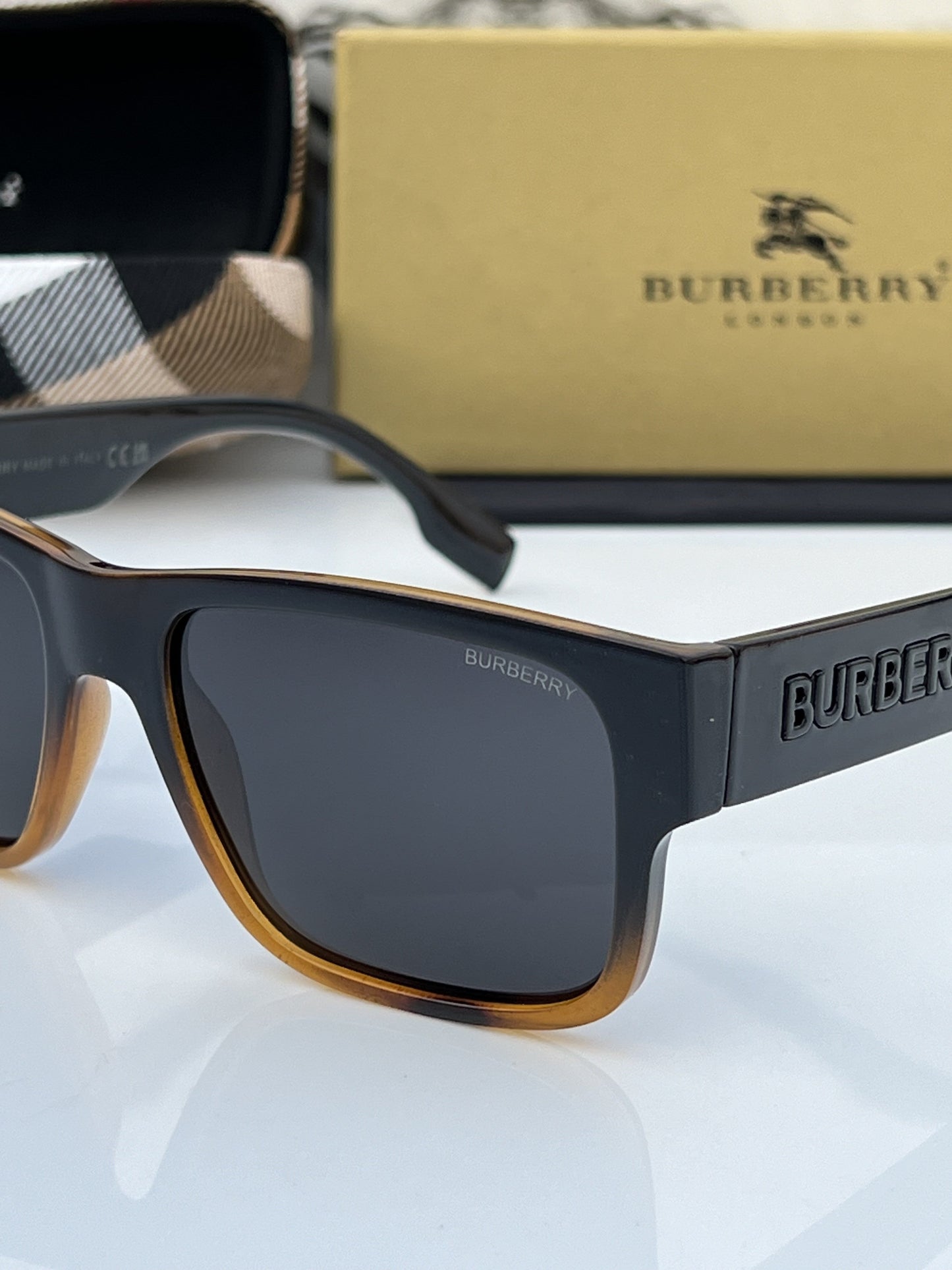 Burberry_69019_black_tiger