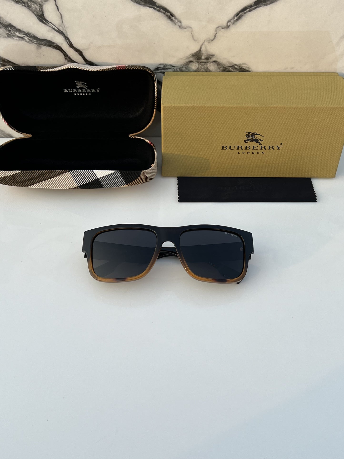 Burberry_69019_black_tiger