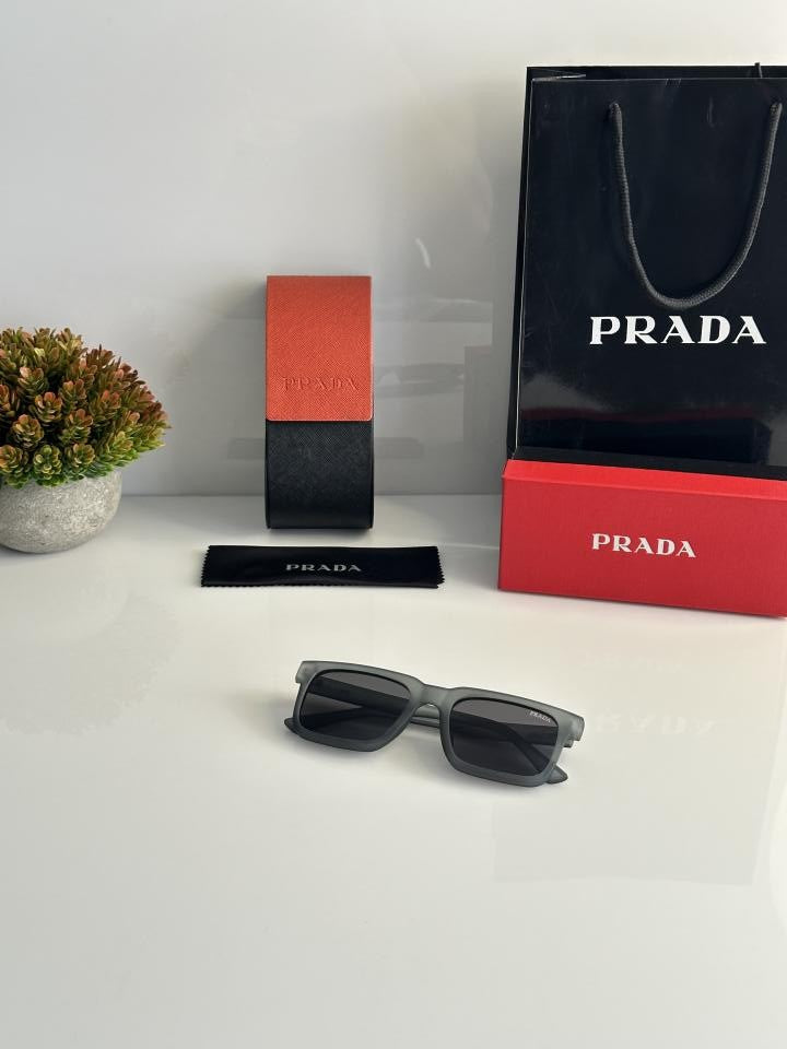 Prada_25_Grey