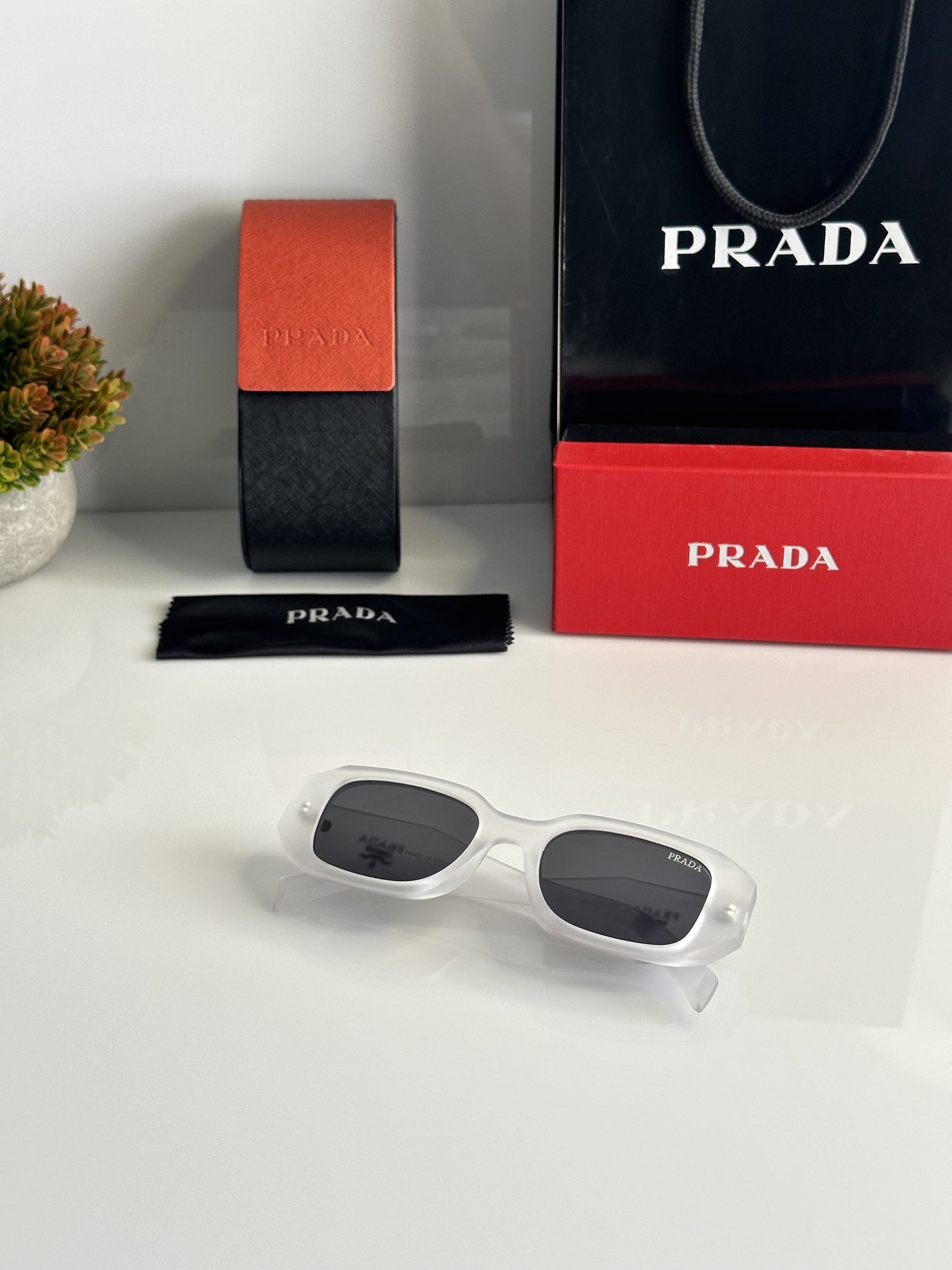 Prada_8679_Ice_Black)