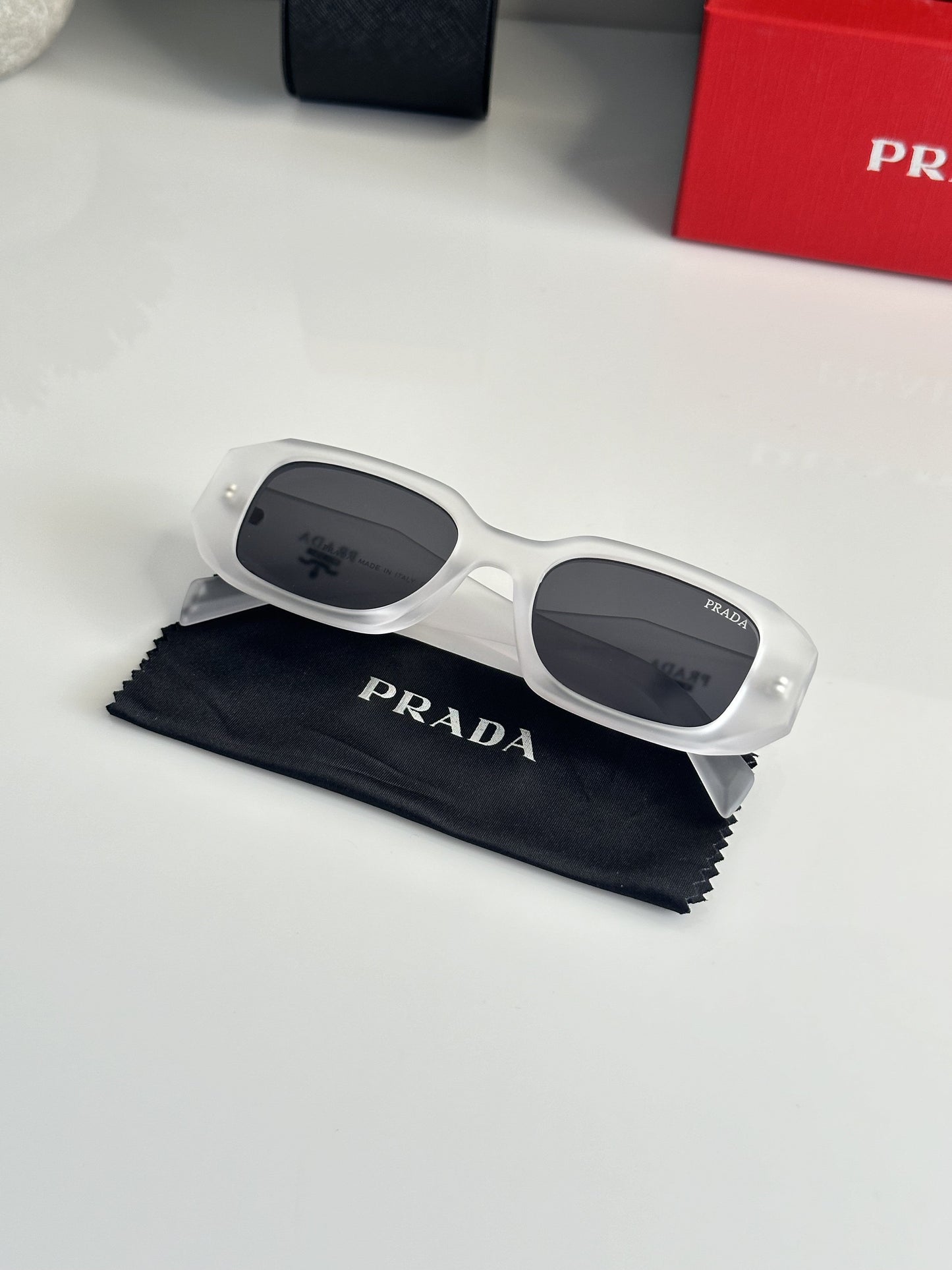 Prada_8679_Ice_Black)