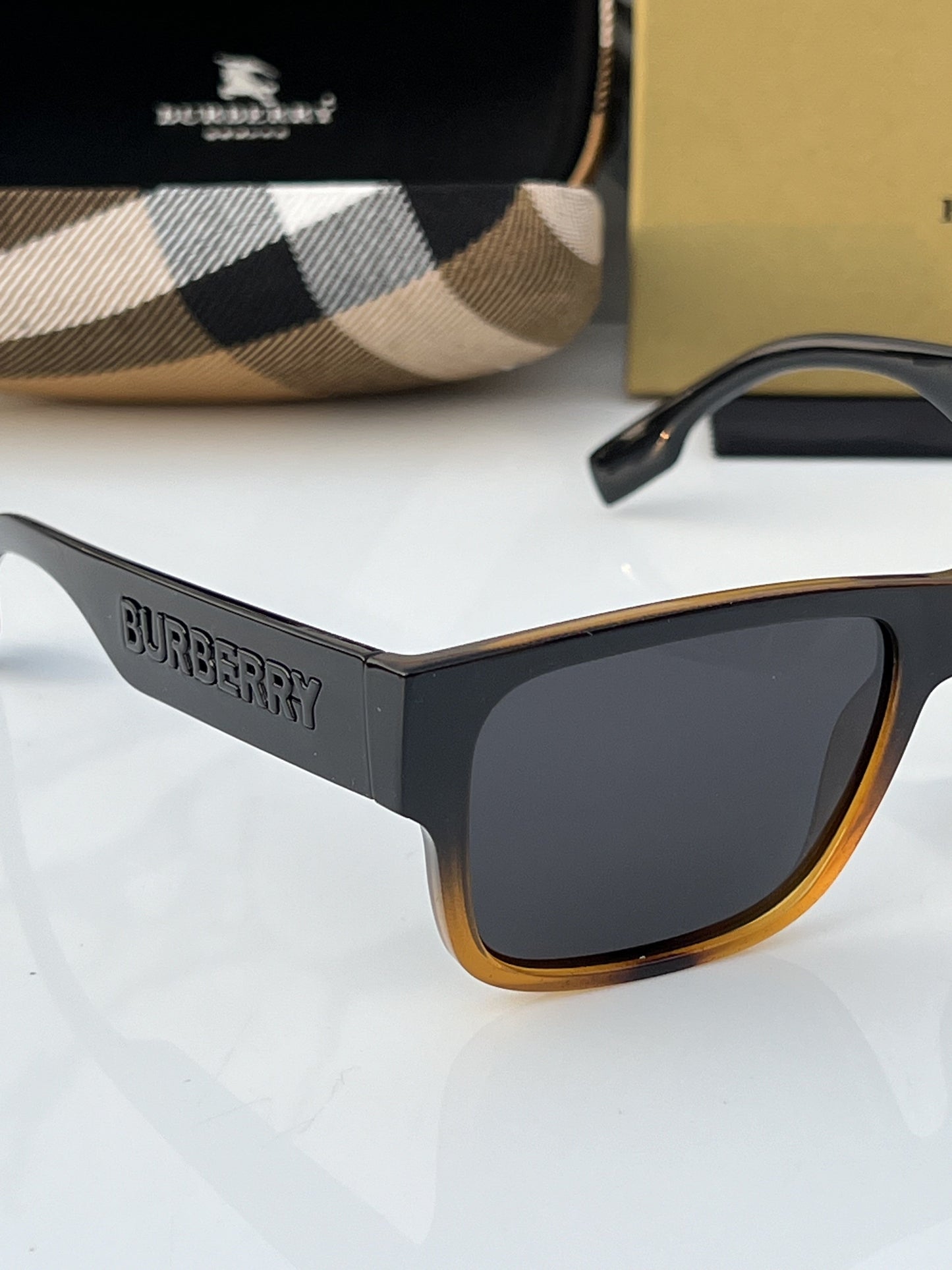 Burberry_69019_black_tiger