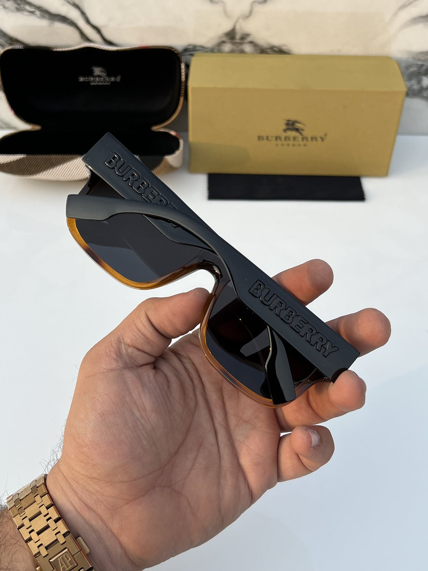 Burberry_69019_black_tiger