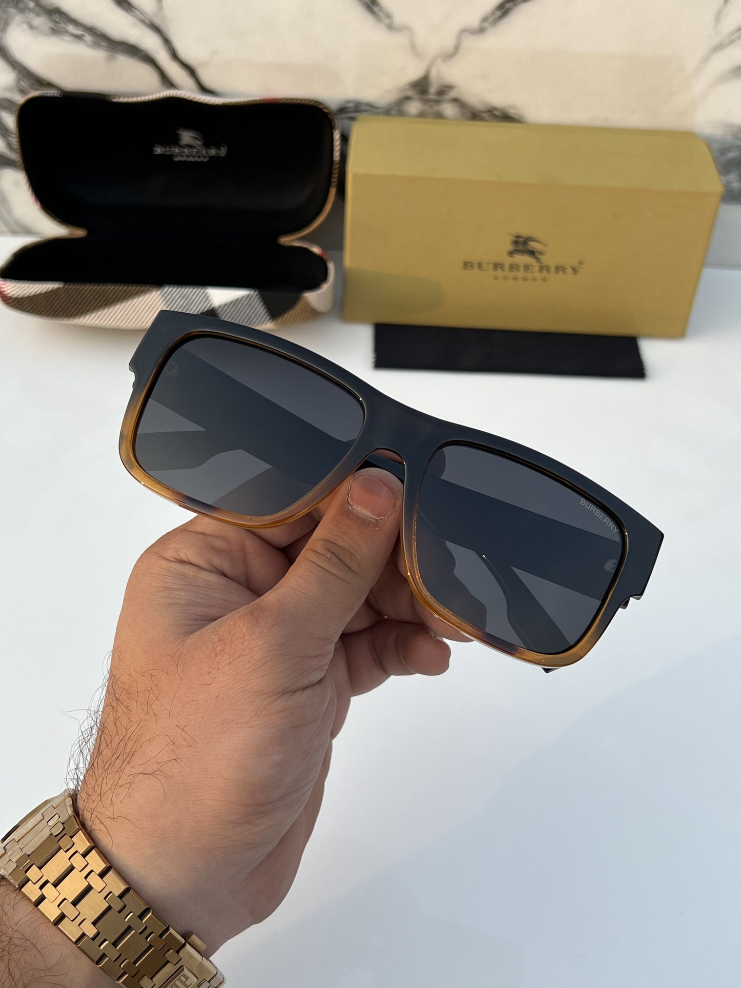 Burberry_69019_black_tiger